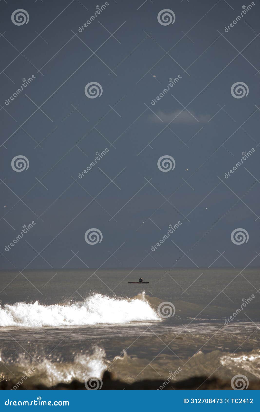 bote navegando en el mar a lo lejos