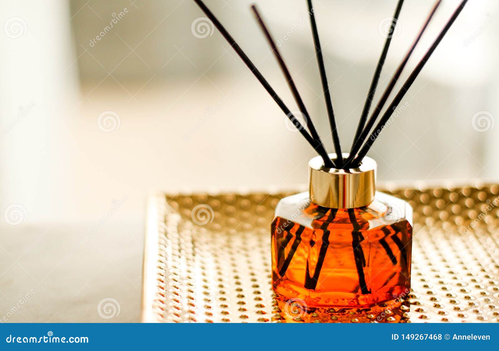 Botella casera de la fragancia, decoraci?n de lujo europea de la casa y detalles del dise?o interior. Air freshener, reed diffuser and aromatherapy concept - Home fragrance bottle, european luxury house decor and interior design details