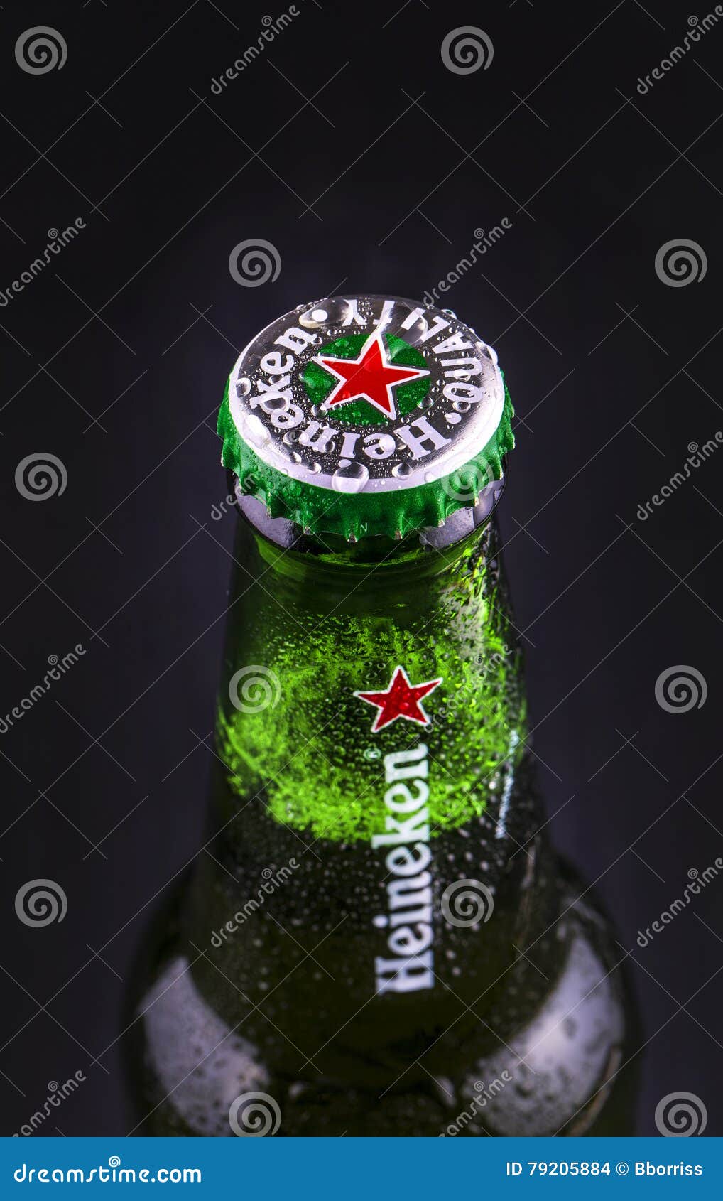 Botella De Cerveza De Heineken Sobre Fondo De Madera Negro Imagen de  archivo editorial - Imagen de gota, importado: 79205884