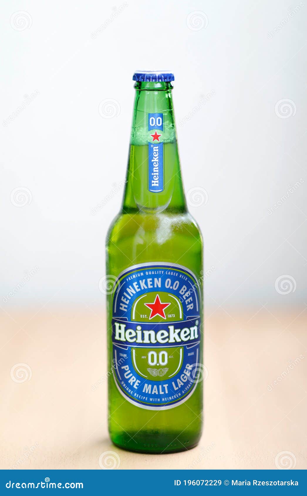 Botella De Cerveza Heineken De Vidrio Verde. Imagen de archivo