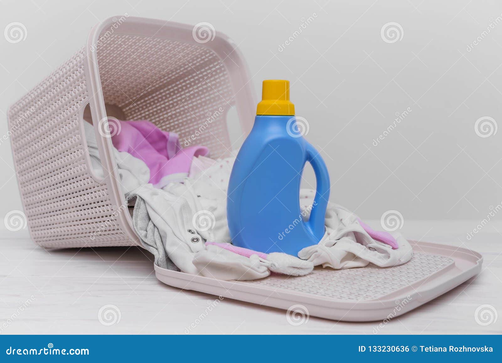 Botella De Detergente Para Ropa En La Ropa Del Bebé Foto de archivo - Imagen de lifestyle: 133230636