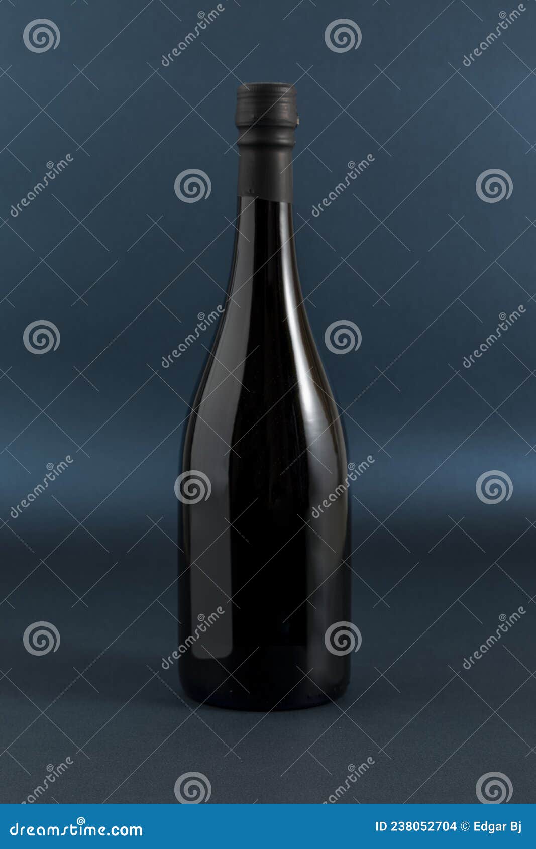 botella de vino con espacio para texto, y un fondo de color azul