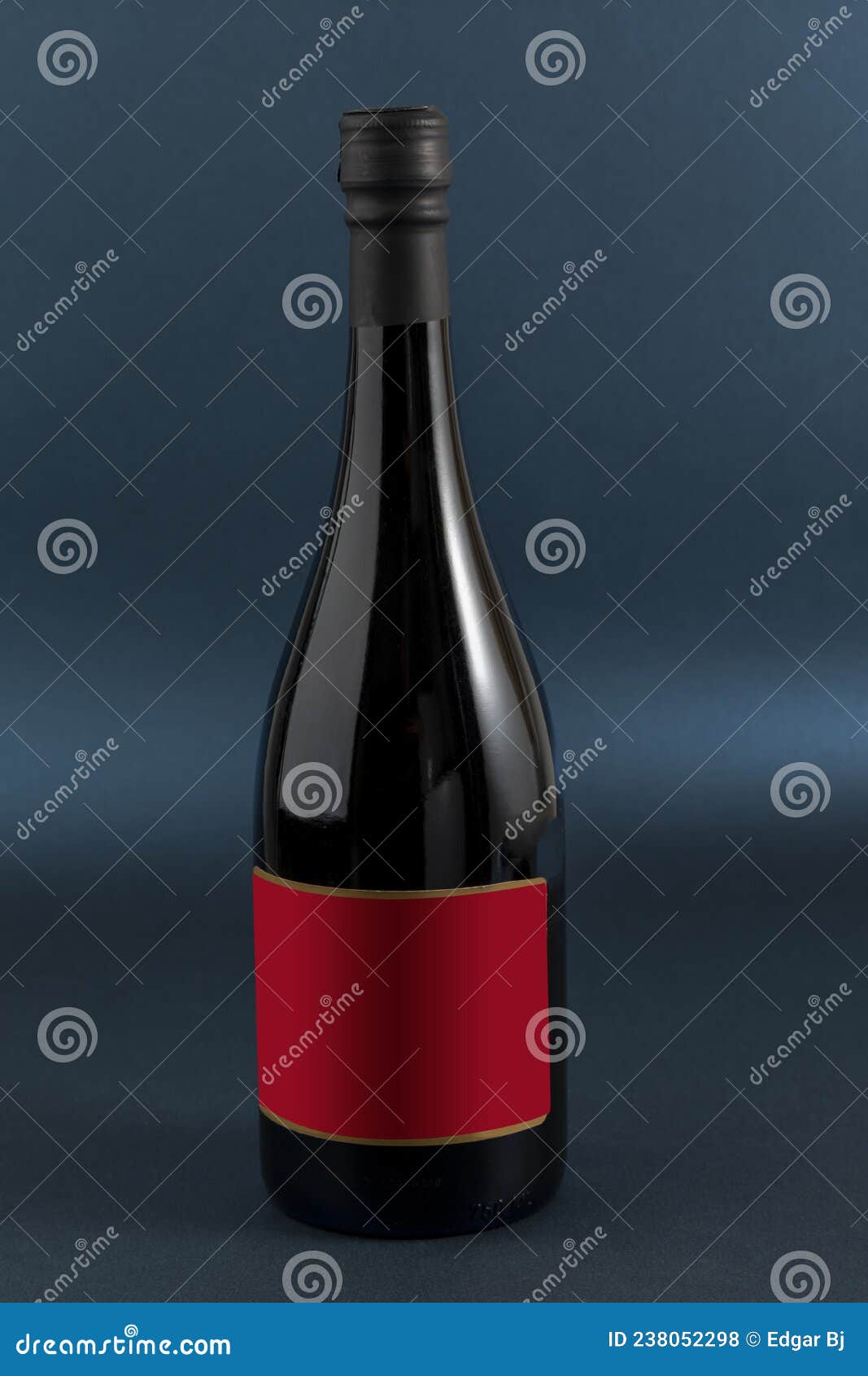 botella de vino con etiqueta roja para texto o marca, y un fondo de color azul