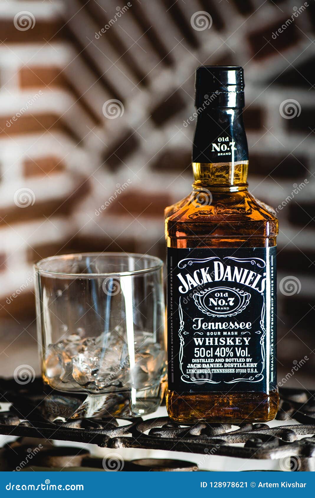 Botella Y Vidrio De Whisky De Jack Daniels Con Los Cubos De Hielo