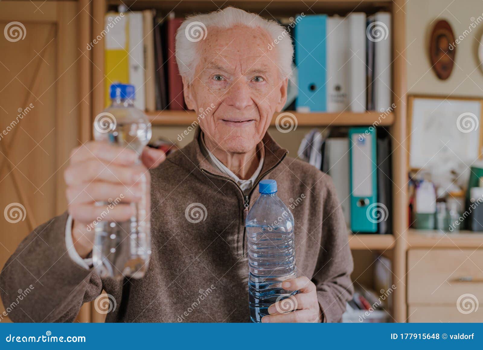 https://thumbs.dreamstime.com/z/botellas-de-agua-positivas-para-adultos-mayores-anciano-sonriente-sosteniendo-pl%C3%A1stico-cuidado-una-buena-hidrataci%C3%B3n-durante-la-177915648.jpg