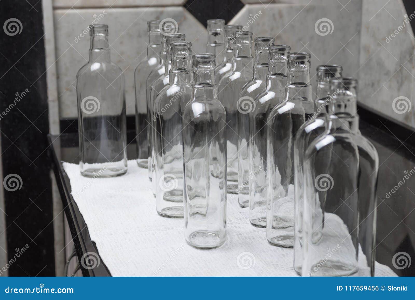 Botellas De Cristal Vacías En La Cocina a Llenar De La Bebida Foto de  archivo - Imagen de botella, color: 117659456
