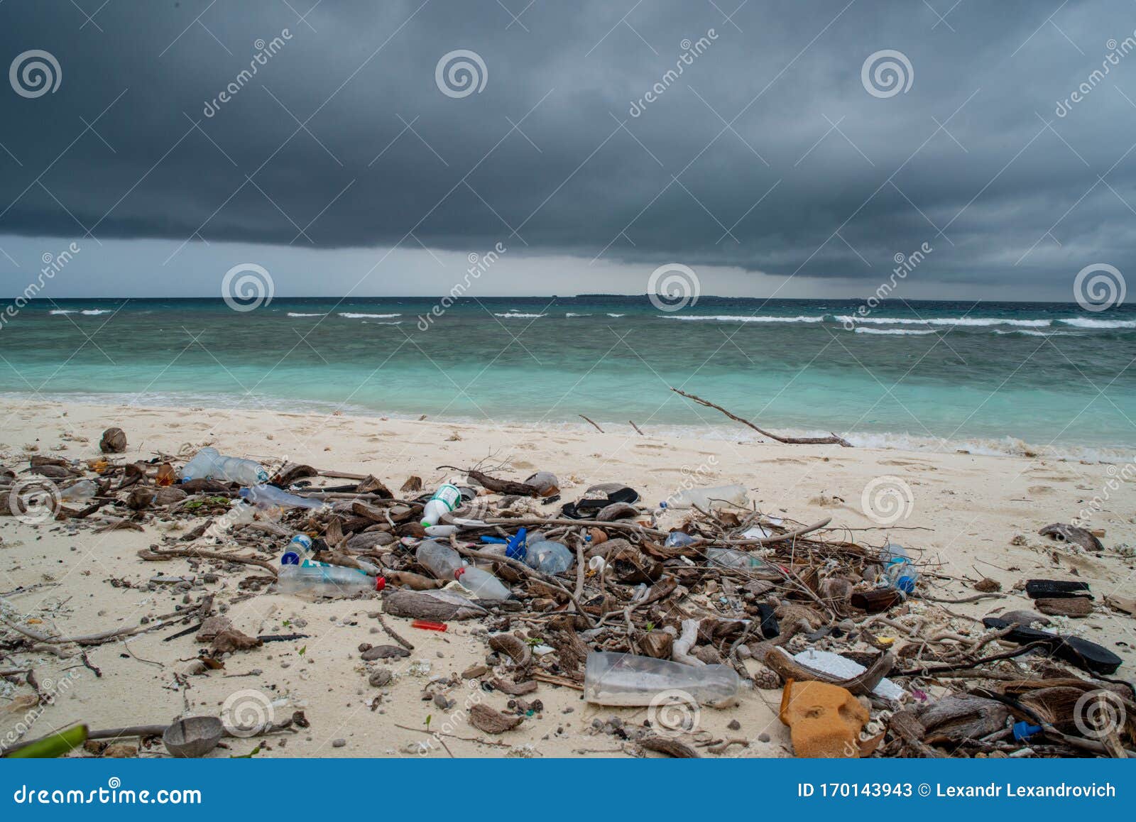 Botellas De Plástico, Bolsas De Plástico Y Desechos En Una Playa Sucia Cerca Del Océano La Isla Imagen archivo - Imagen de limpio, tierra: 170143943