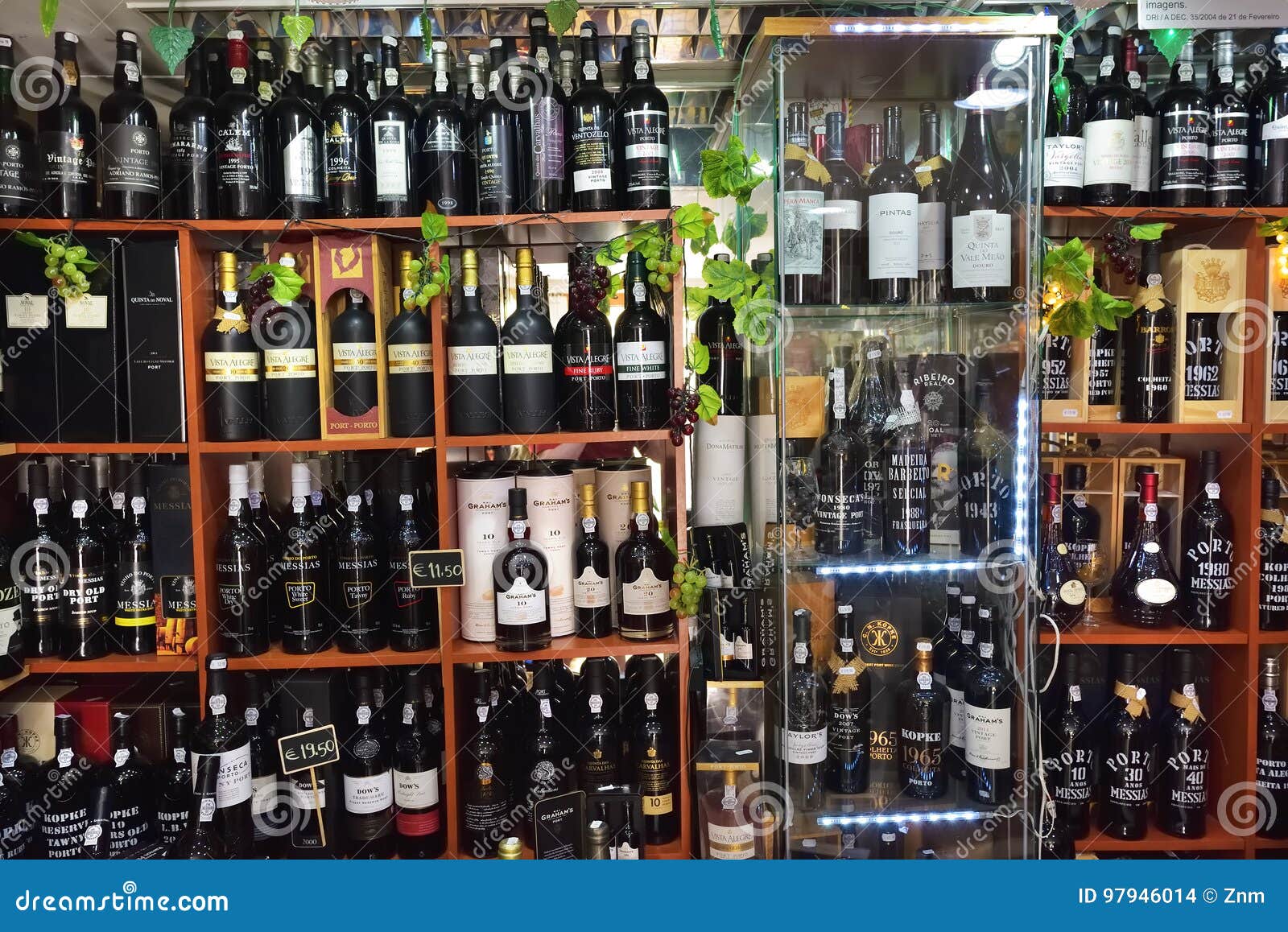 Botellas De Vino De Oporto En La Bodega Imagen de archivo editorial