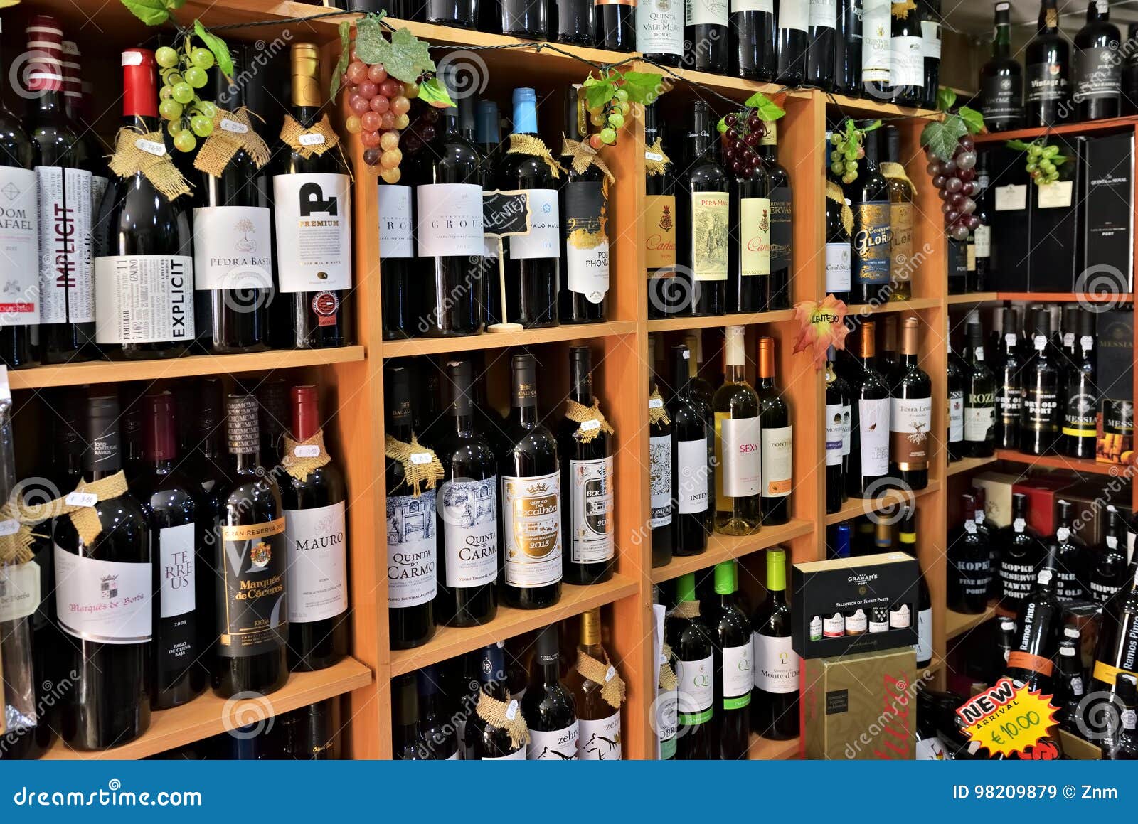 Botellas De Vino En La Bodega, Portugal Imagen de archivo editorial