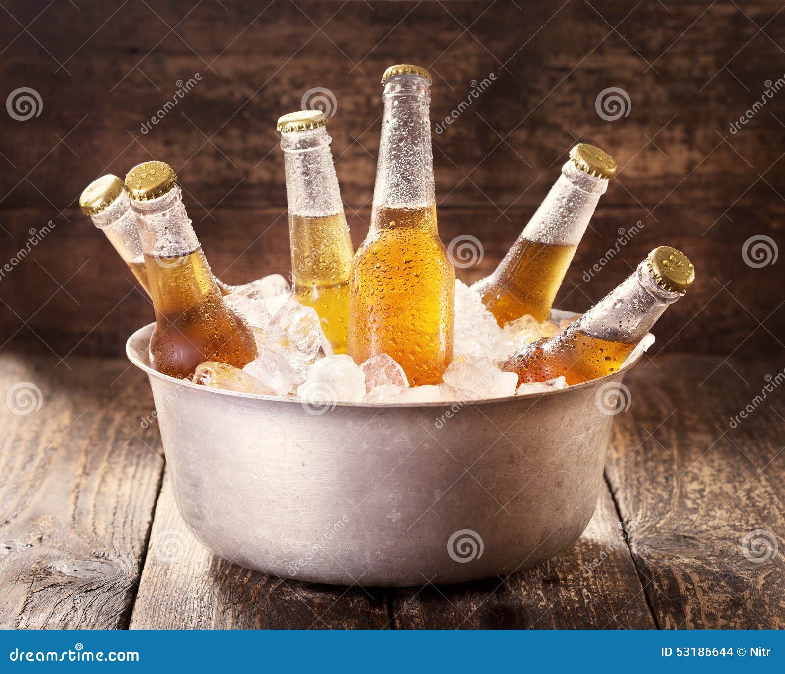 [Imagen: botellas-fras-de-cerveza-en-cubo-con-hielo-53186644.jpg]