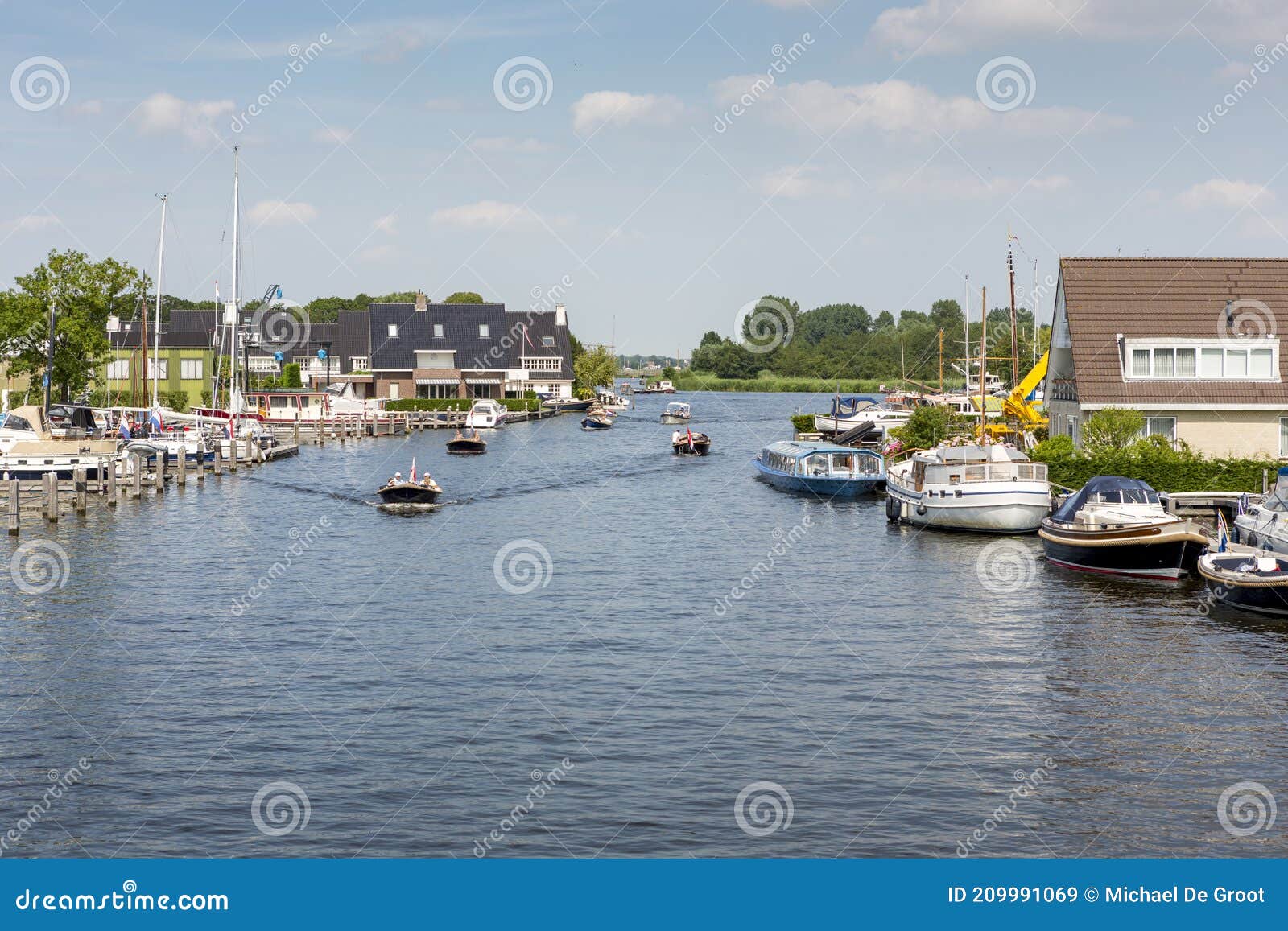 Boten In De Rivier De Leede In Warmond Stock Afbeelding - Image Of Zeil, Kanaal: 209991069
