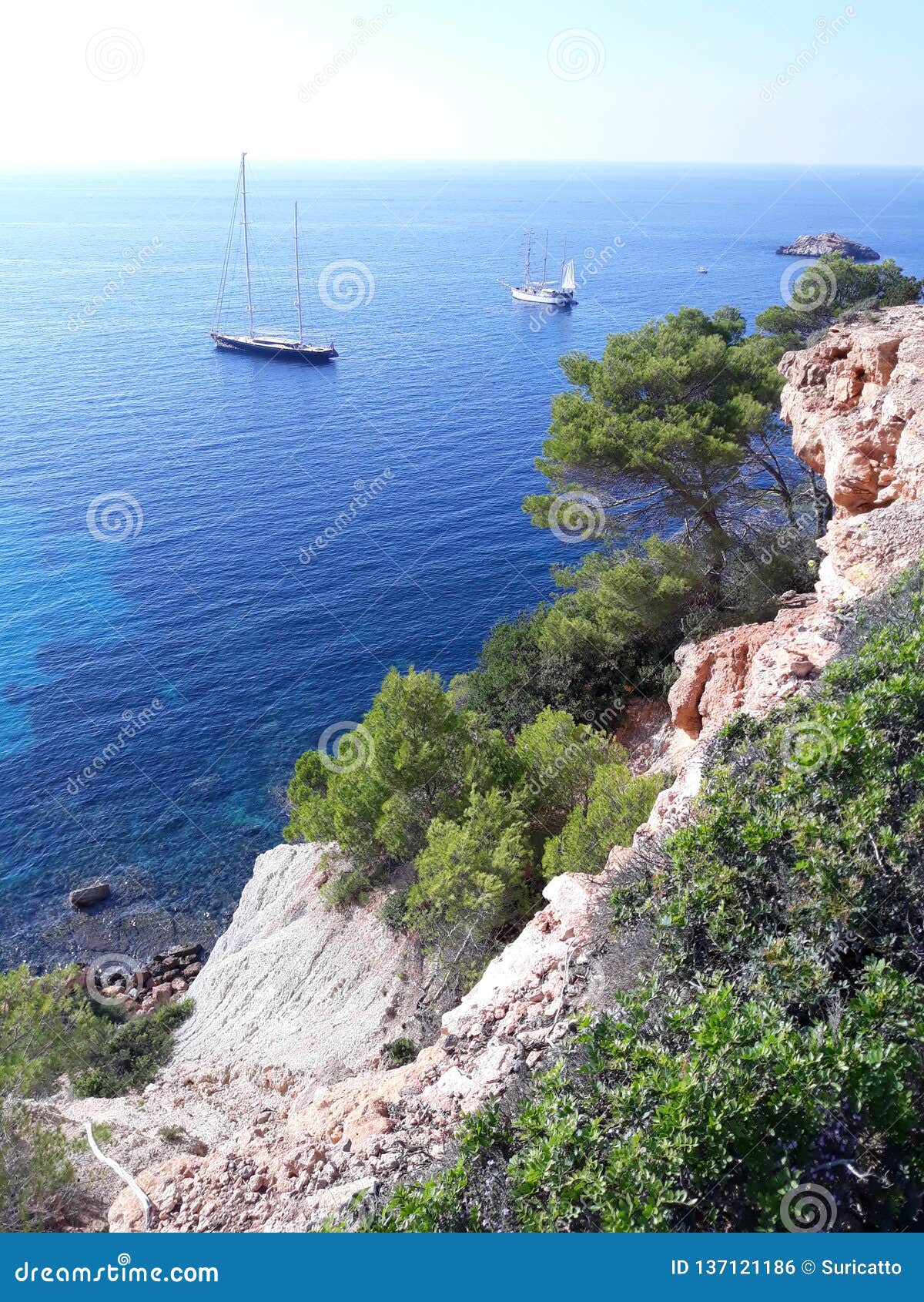 Boten en jachten in blauwe baai op Ibiza-eiland in Spanje op kalme de zomer zonnige dag