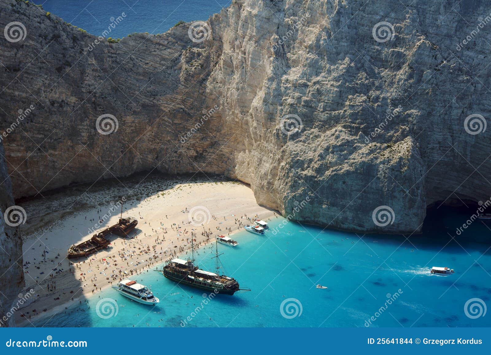 Boten En Schipbreukstrand Bij Het Eiland Van Zakynthos Stock Foto ...