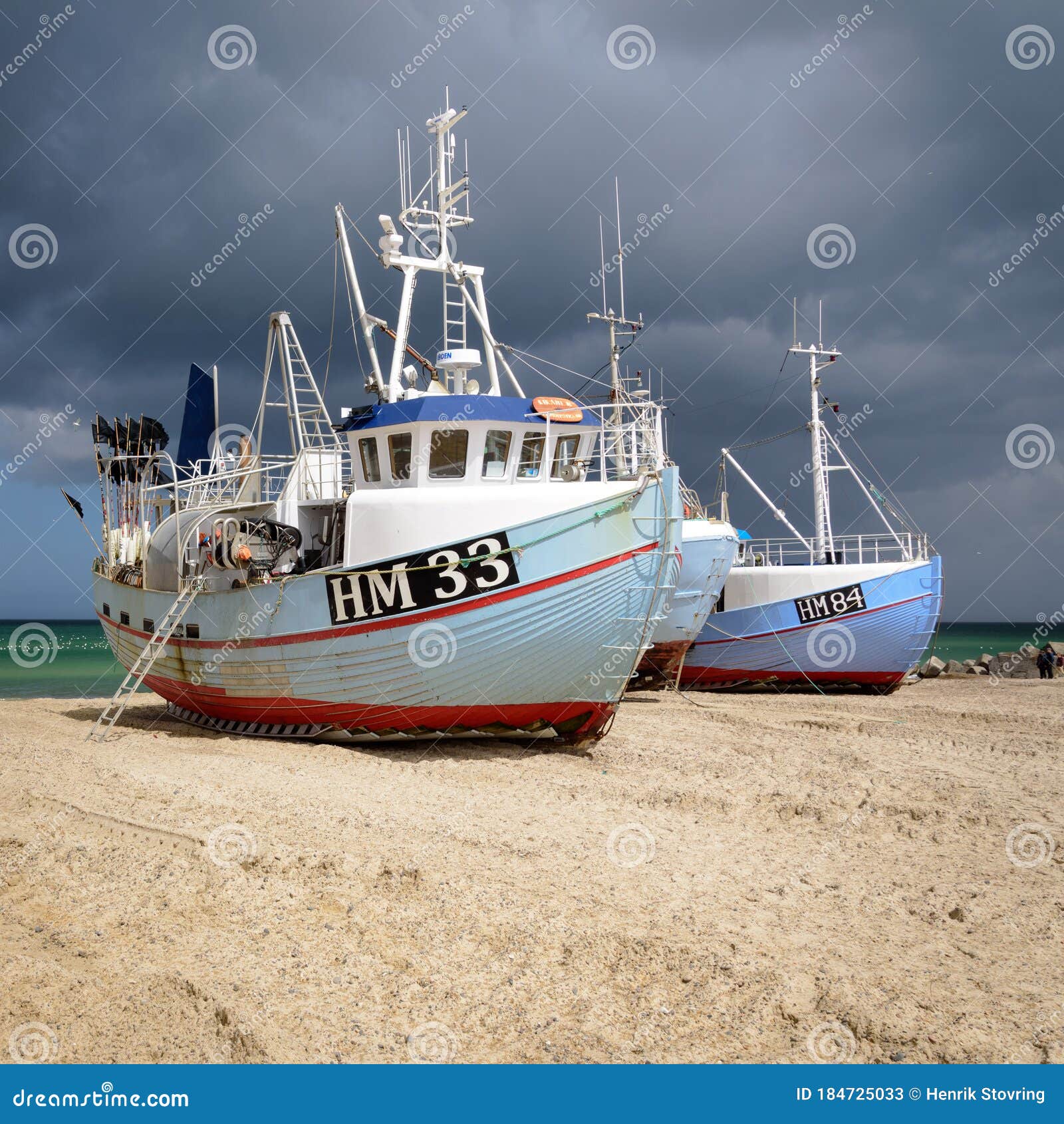 Botes De Pesca En Nubes De Dinamarca Foto de archivo editorial