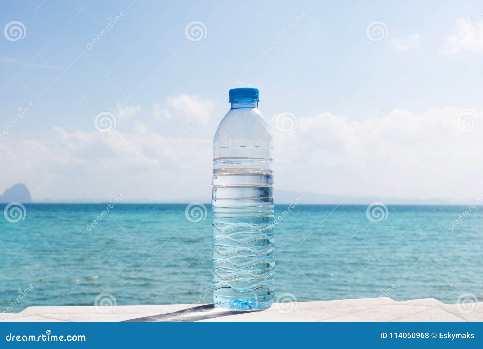 Зачем вода в бутылке. Бутылка воды на пляже. Бутылка воды на солнце. Природа вода бутыль. Узкая бутылка для воды.