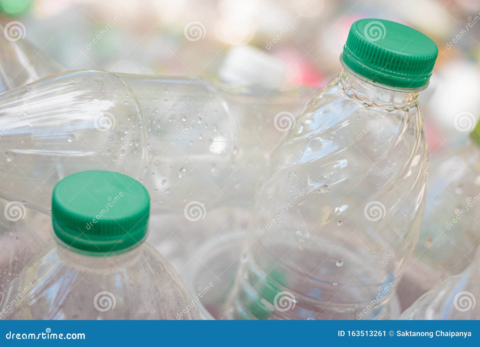 Bottiglie Di Plastica Chiare Di Diverse Dimensioni In Secchi Di Plastica Immagine Stock Immagine Di Riutilizzazione Immondizia 163513261