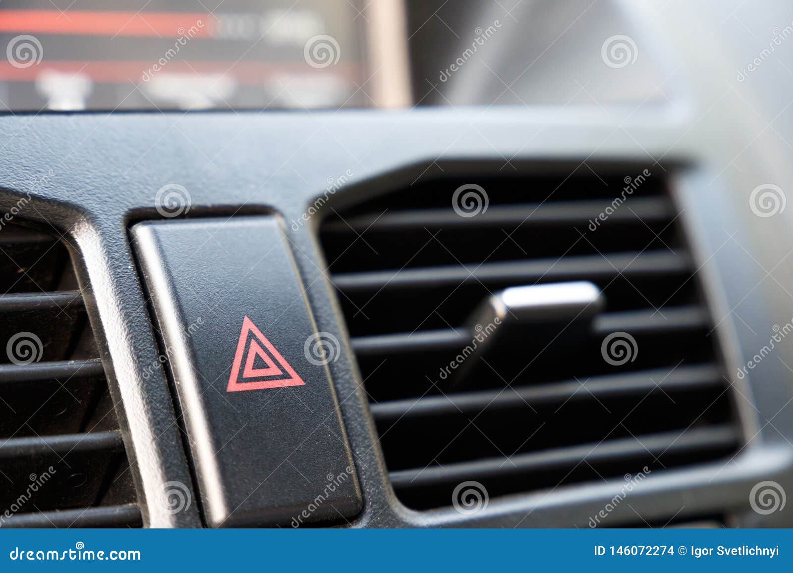 Botón de paro de emergencia en coche Cuidado del peligro y de la parada Cierre para arriba