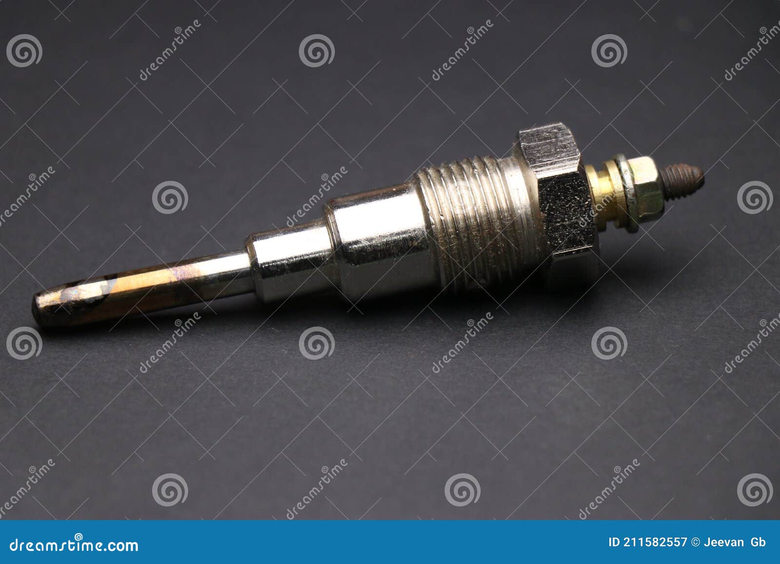 Bouchons Lumineux Pour Moteur Diesel Sur Fond Sombre. Bouchon Lumineux Qui  Est La Pièce De Rechange Pour Les Automobiles. Bouchon Image stock - Image  du industriel, élément: 211582557