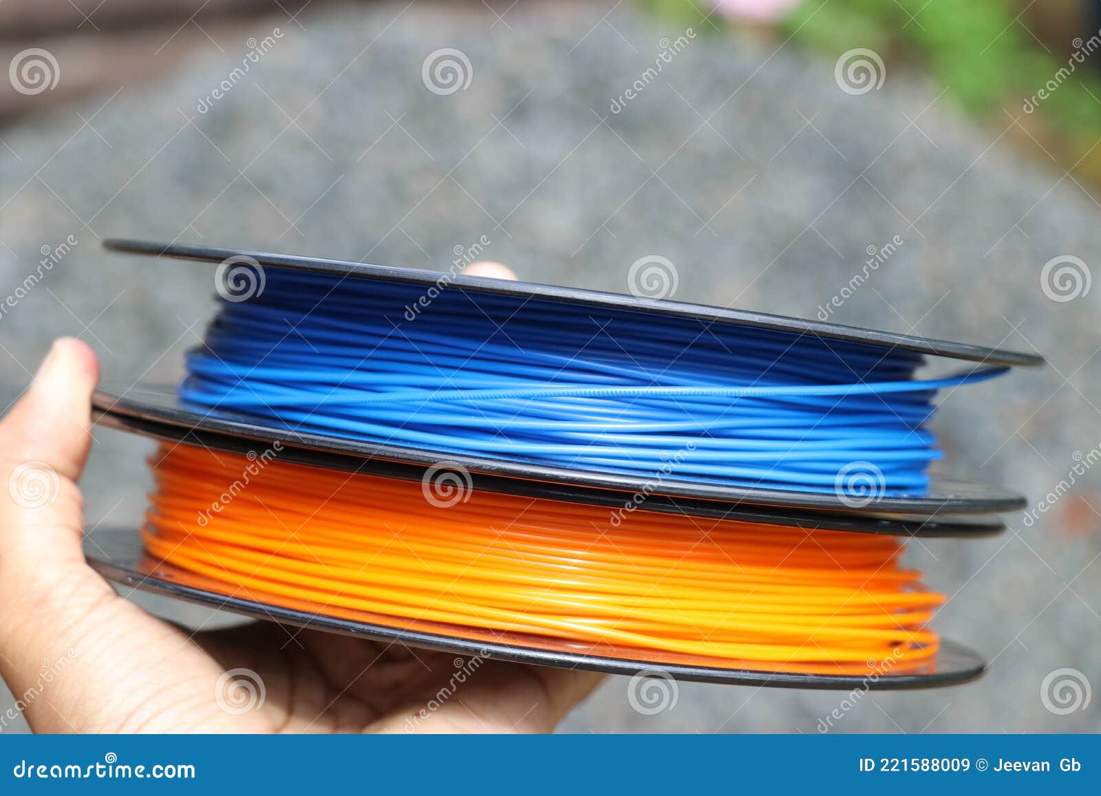 Boucliers à Filament D'impression 3d à Portée De Main. Filaments D'imprimante  3d Bleu Et Orange Pour La Fabrication Additive Image stock - Image du  industriel, filaments: 221588009