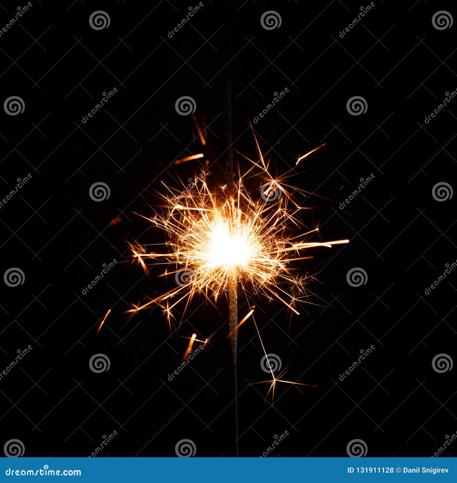 Bougie D'anniversaire De Cierge Magique Sur Le Fond Foncé Image stock -  Image du éclat, conception: 143719399