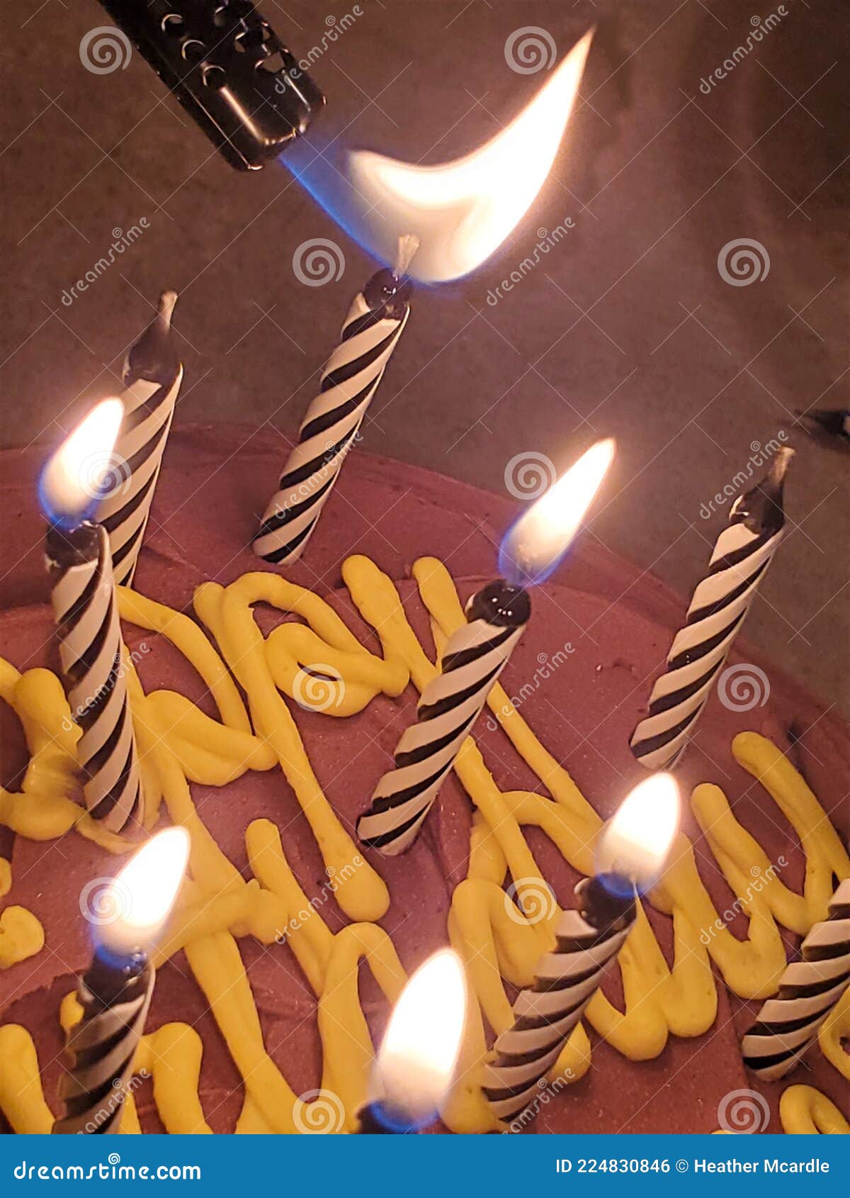 Bougies D'anniversaire Allumées Sur Le Gâteau Au Chocolat Photo stock -  Image du étant, fête: 224830846