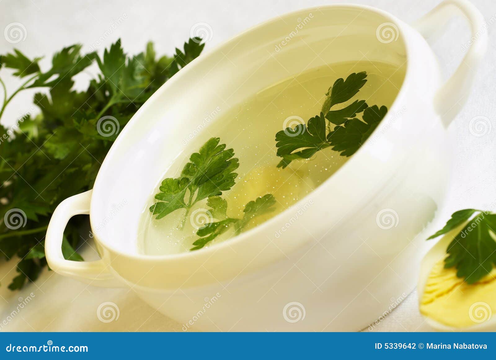 Bouillon de poulet photo stock. Image du transparence 5339642