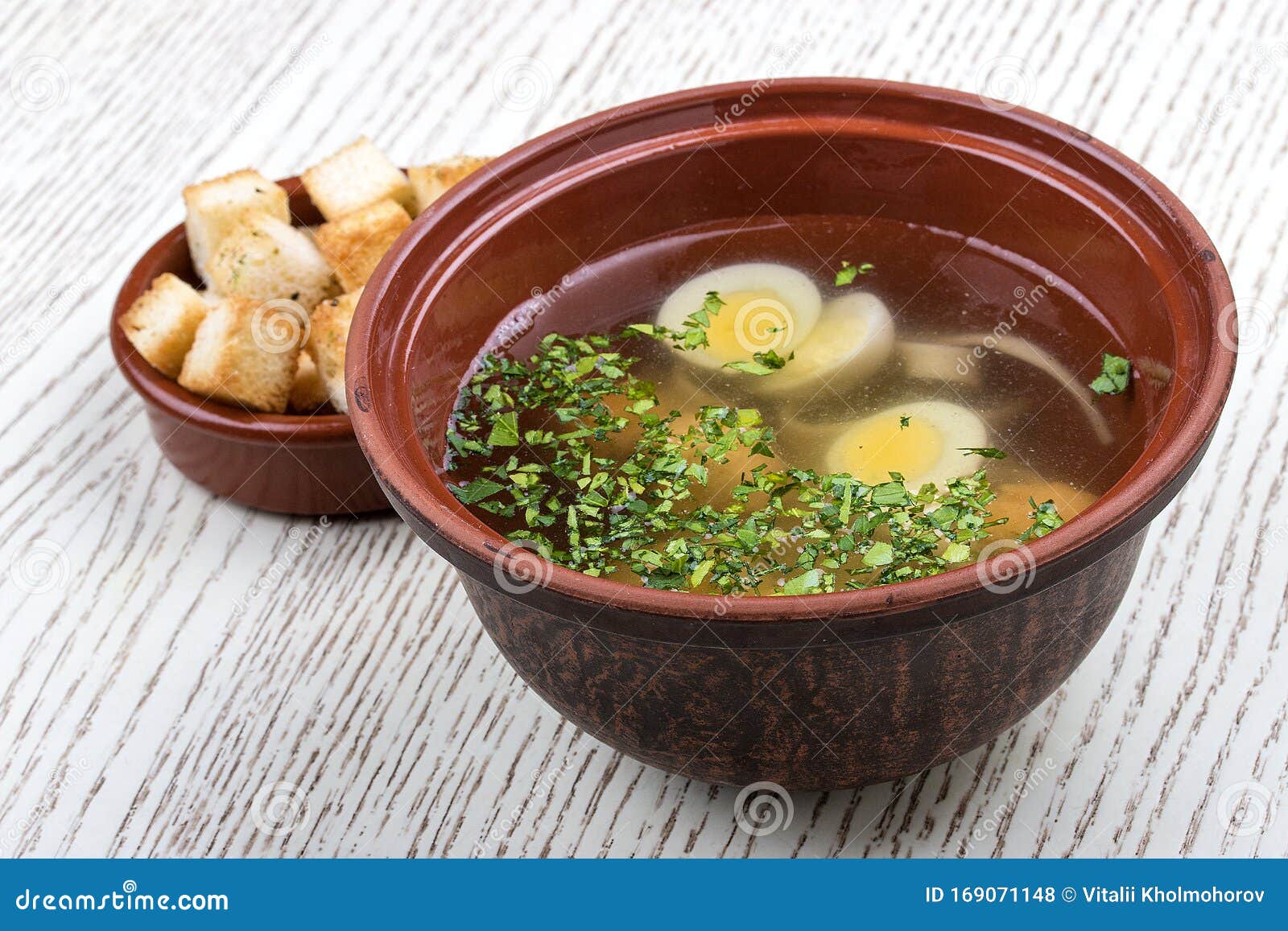 Bouillon De Poulet Avec Des Oeufs Et Des Biscuits De Caille Photo stock