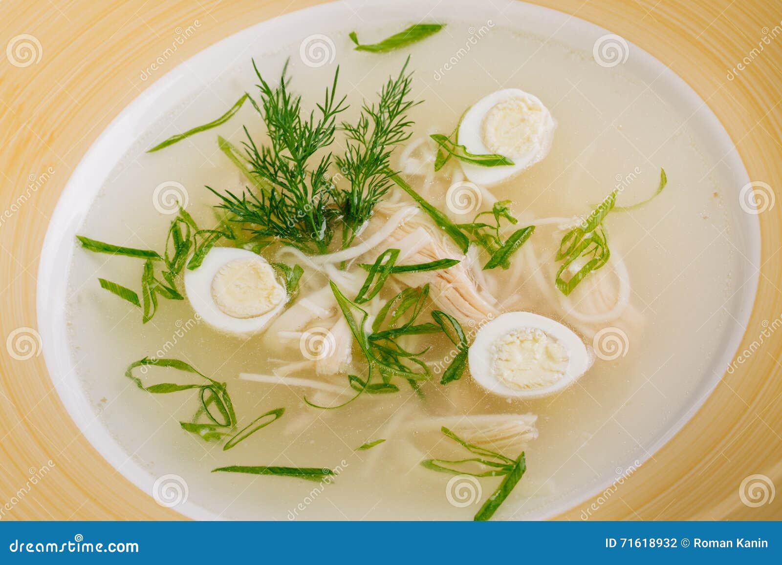 Bouillon De Poulet Avec L'oeuf Photo stock Image du oeuf, nourriture