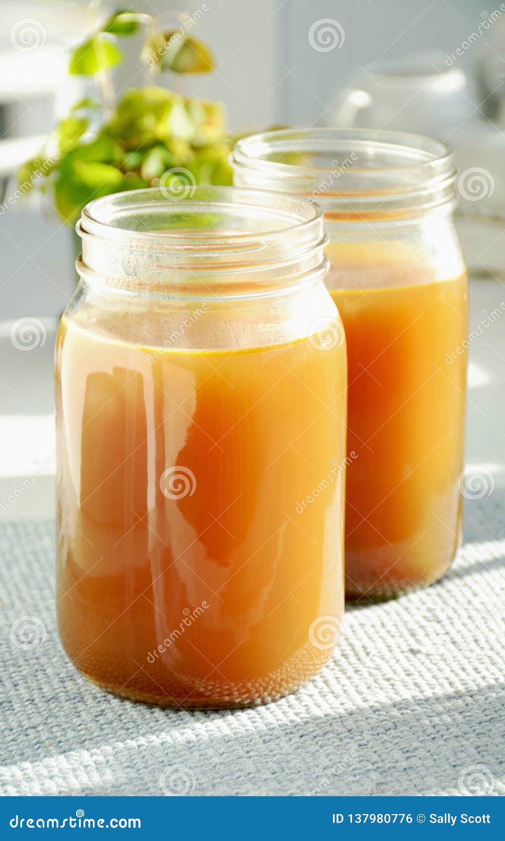 Bouillon fait maison d'os photo stock. Image du lumière 137980776