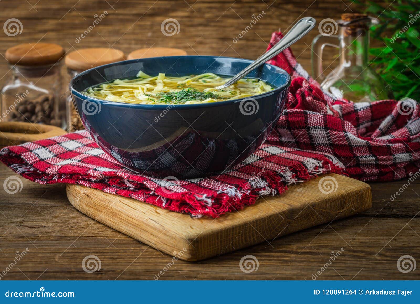 Bouillon Potage Au Poulet Dans Une Cuvette Photo stock Image du
