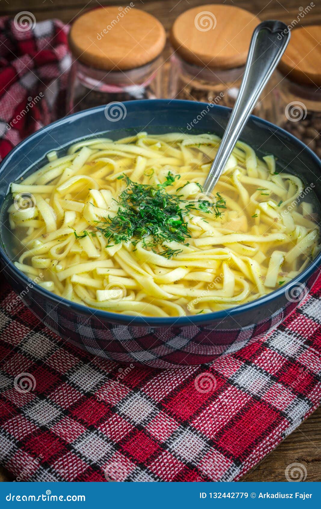 Bouillon Potage Au Poulet Dans Une Cuvette Image stock Image du