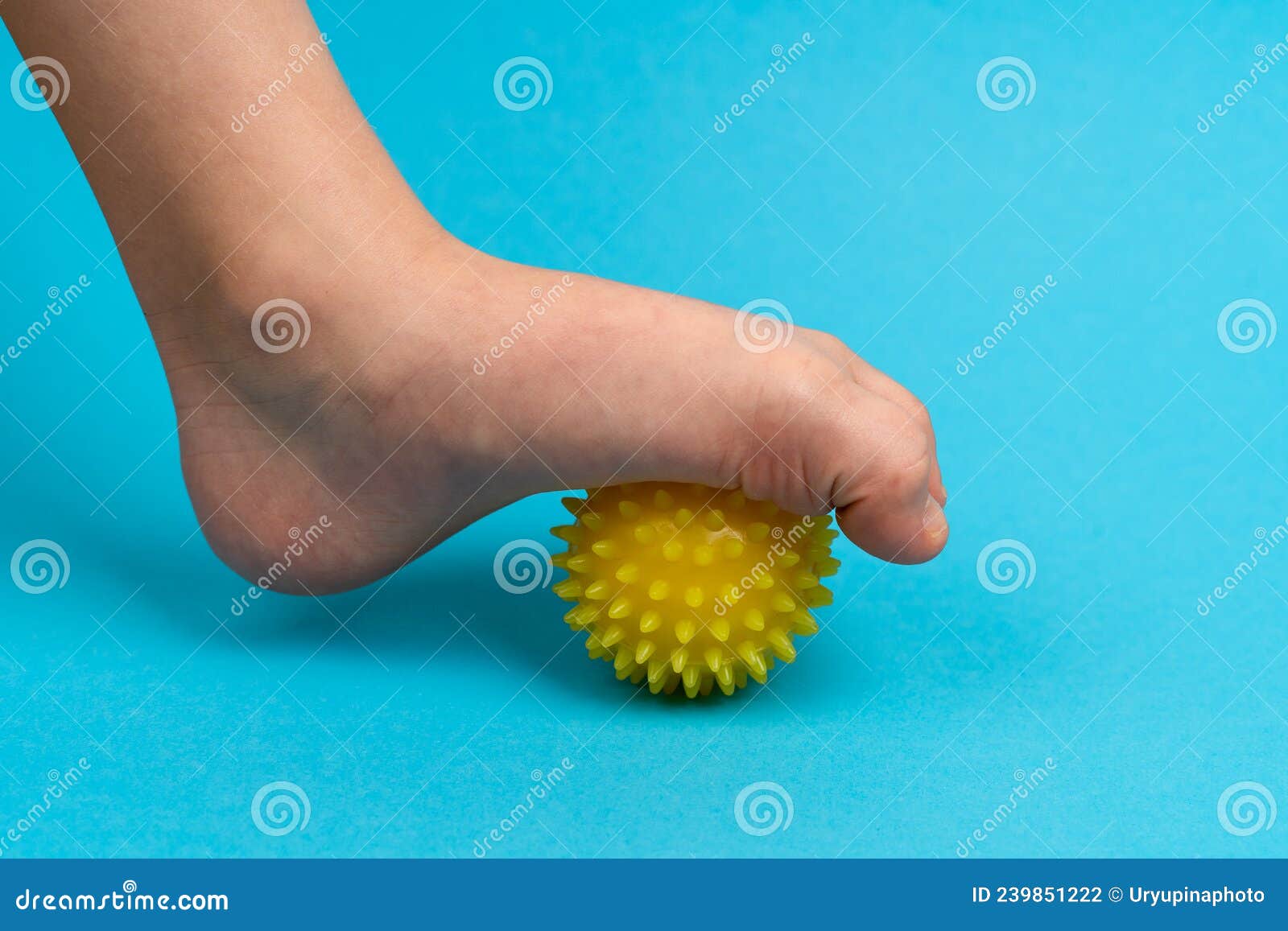 Boule à Aiguille Jaune Pour Massage Et Physiothérapie Sur Fond ...