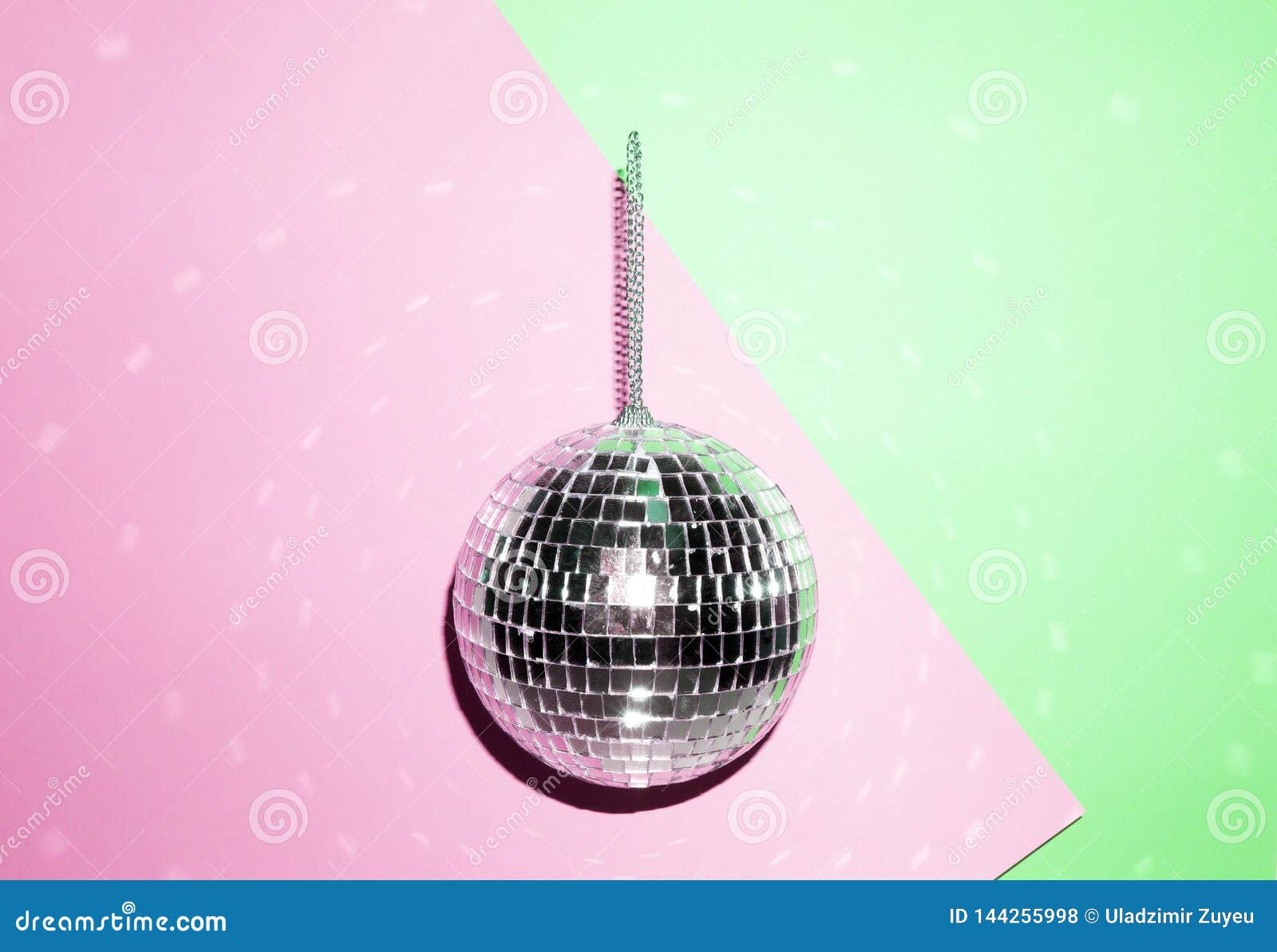 Bille D'or De Disco Boule Lumineuse Brillante De Disco Sur Un Fond