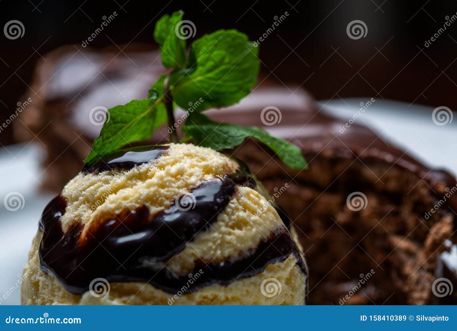 Boule De Creme Glacee Jaune Avec Garniture Au Chocolat Et Tranche De Gateau Au Chocolat Formulation D Un Dessert Gourmet Image Stock Image Du Gateau Cafe Boule De Creme Glacee Jaune Avec Garniture Au Chocolat Et Tranche De Gateau Au Chocolat Formulation D Un Dessert Gourmet Image Stock Image Du Gateau Cafe