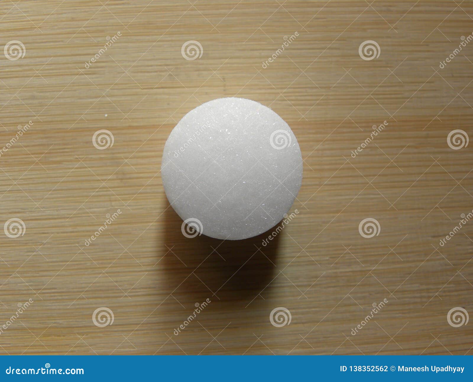 Boule De Naphtaline De Naphtalène Photo stock - Image du