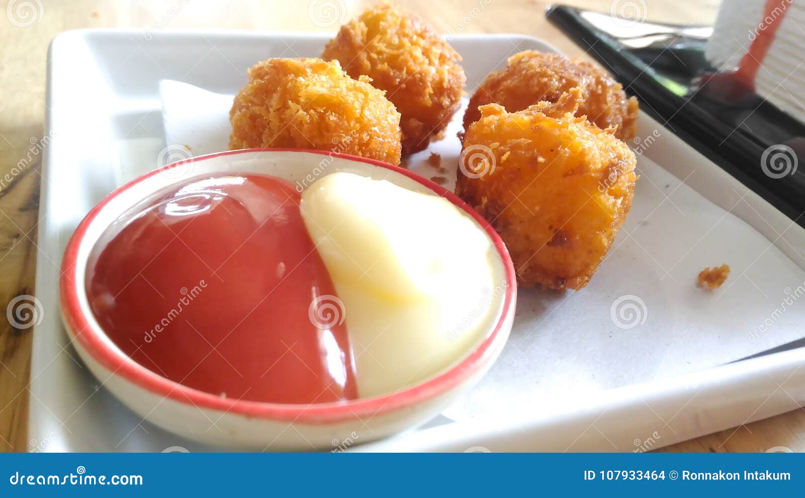 Boule et sauce de fromage sur la table. 4 gâteaux de la boule 1 de fromage et 1 sauce sur le plat