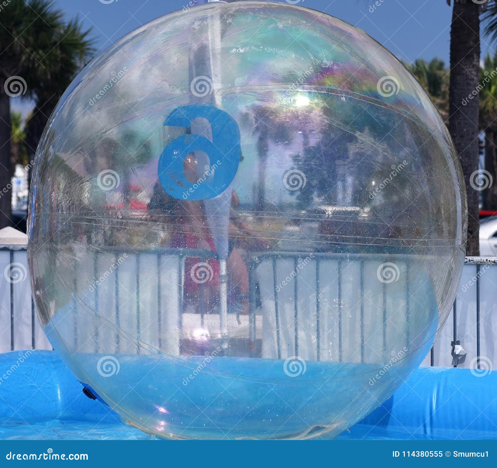 Boule Ou Bulle En Plastique Gonflable Géante Image stock - Image du  transparence, fond: 114380555