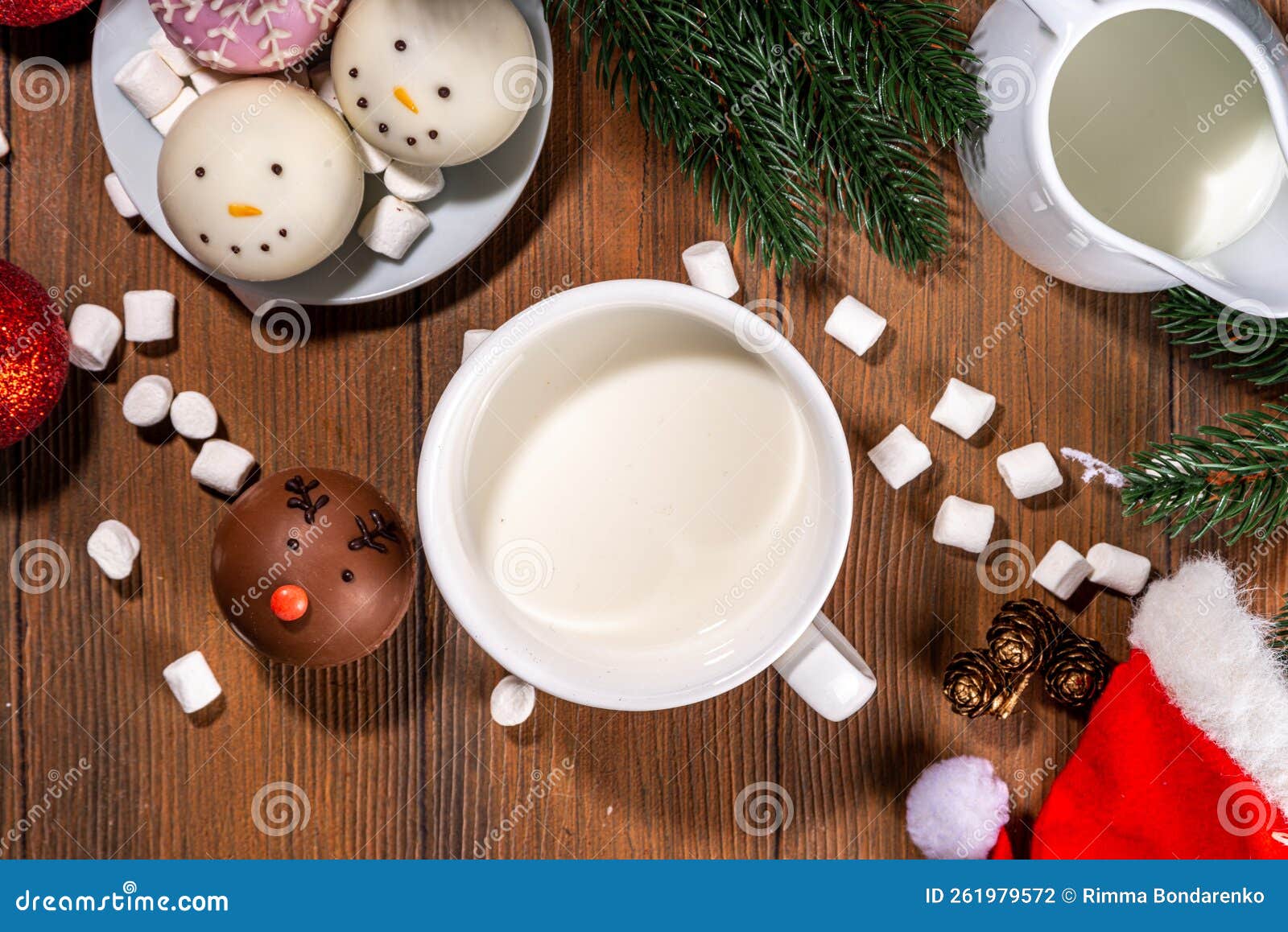 Boules De Chocolat Chaud De Noël Photo stock - Image du femelle