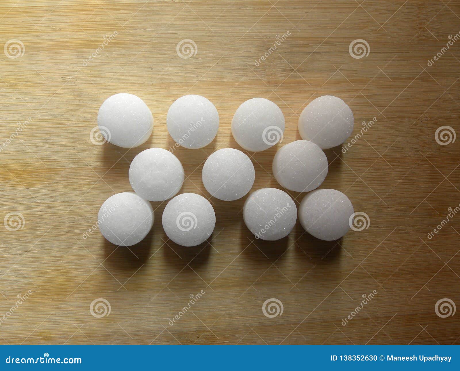 Boules De Naphtaline De Naphtalène Photo stock - Image du vêtement