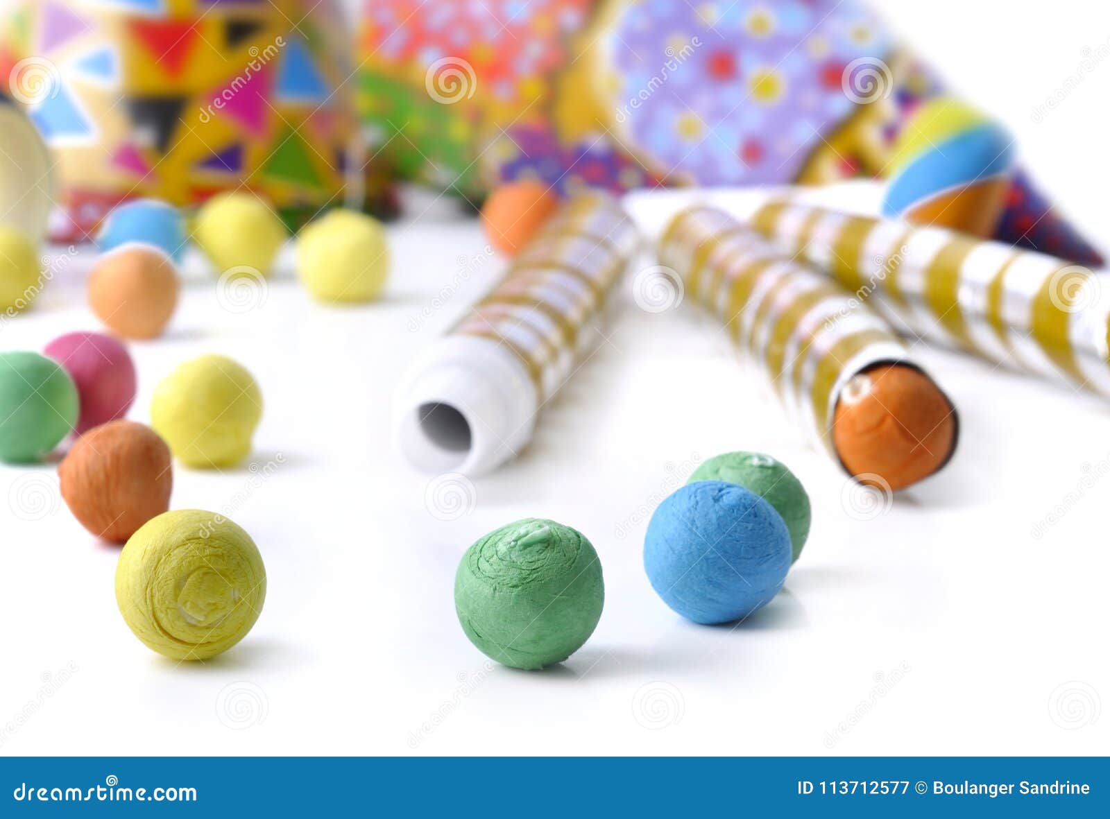 Boules Et Cotillons De Papier Colorés Image stock - Image du couleurs,  fête: 113712577
