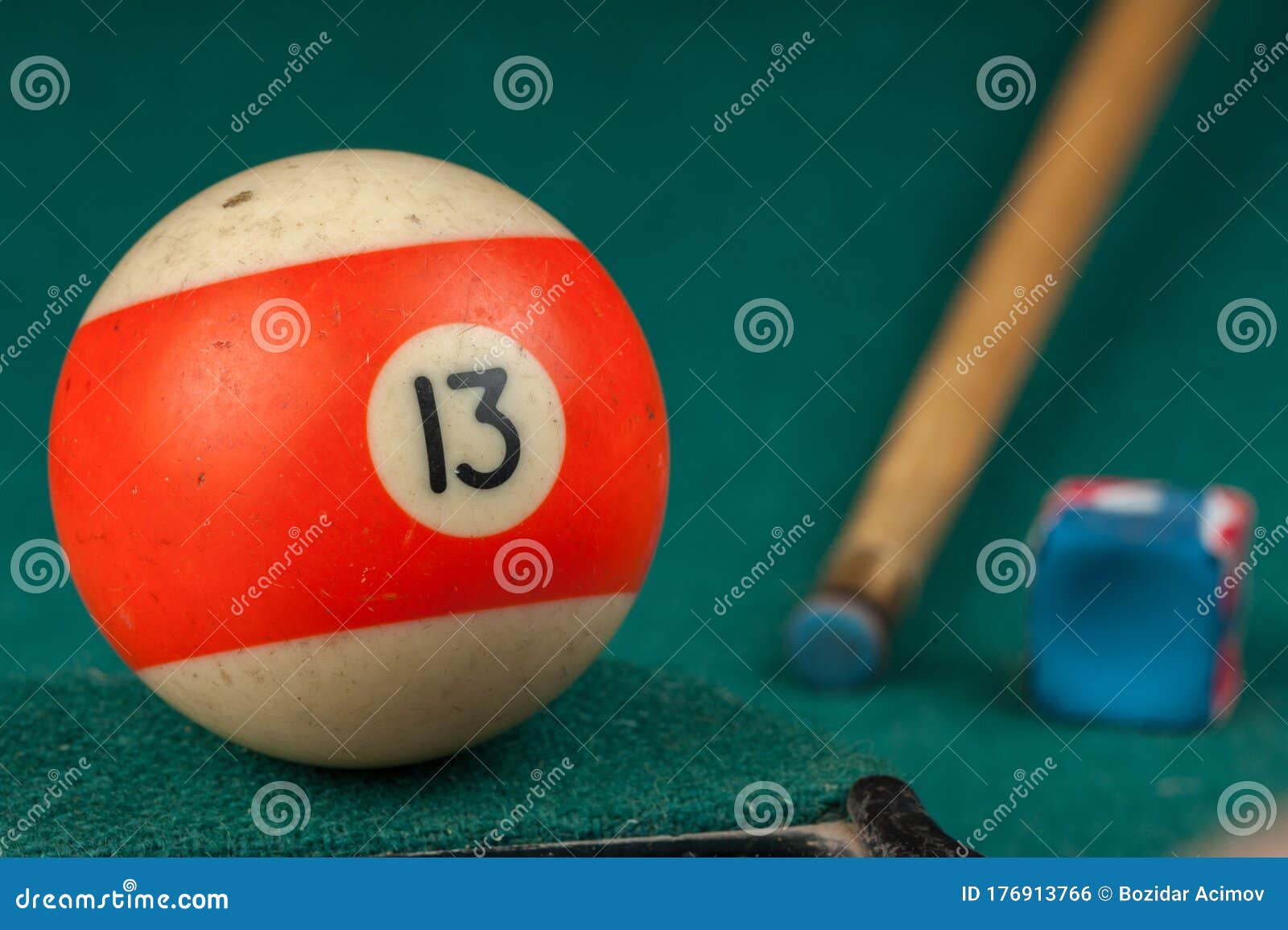 Boules Et Queue De Billards Sur La Table De Billards. Concept De Sport