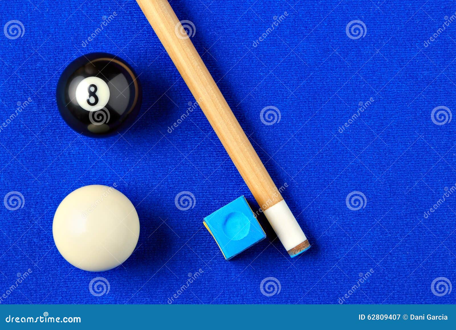 Boules, Queue Et Craie De Billard Dans Une Table De Billard Bleue