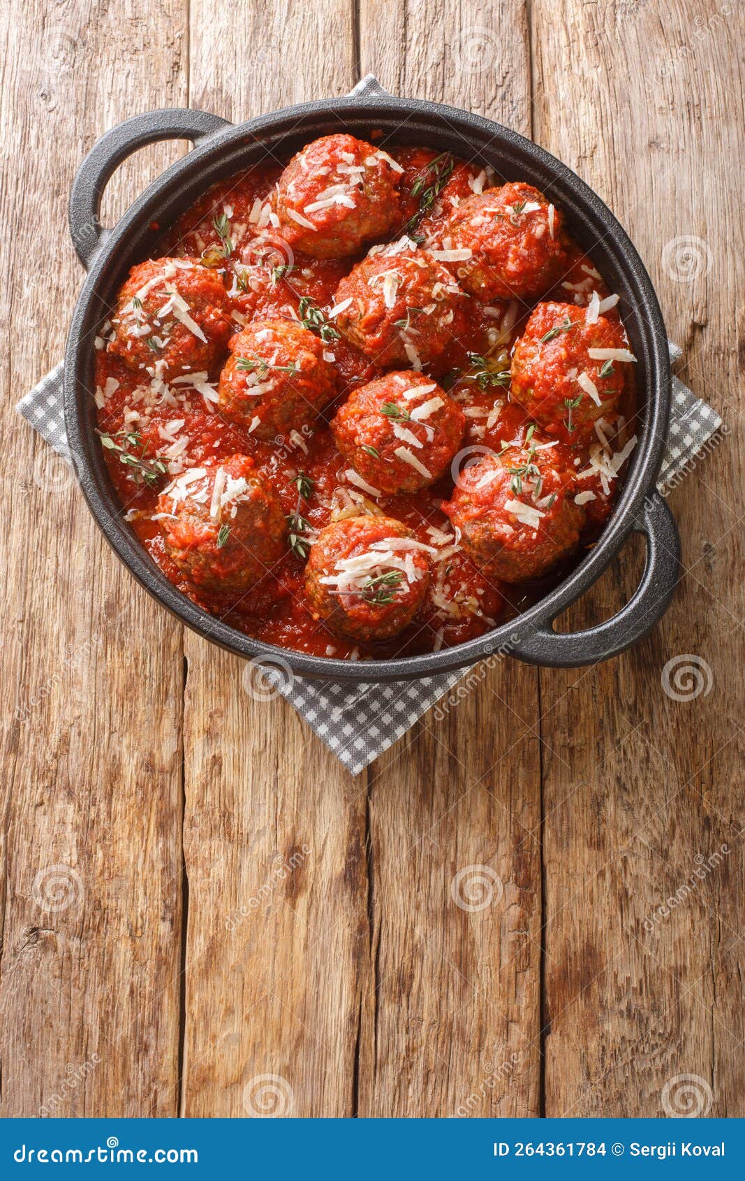 Boulette De Viande Dans Une Sauce Tomate Dans Une Poêle à Poêle Sur Fond De Bois. Vue Verticale