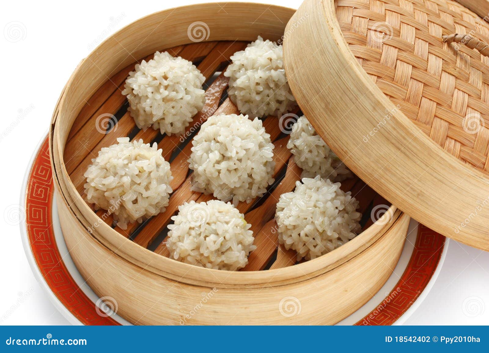 Boulettes de viande de riz dans le vapeur en bambou, FO chinoises. Boulettes de viande de riz dans le vapeur en bambou, nourriture chinoise, sur le fond blanc