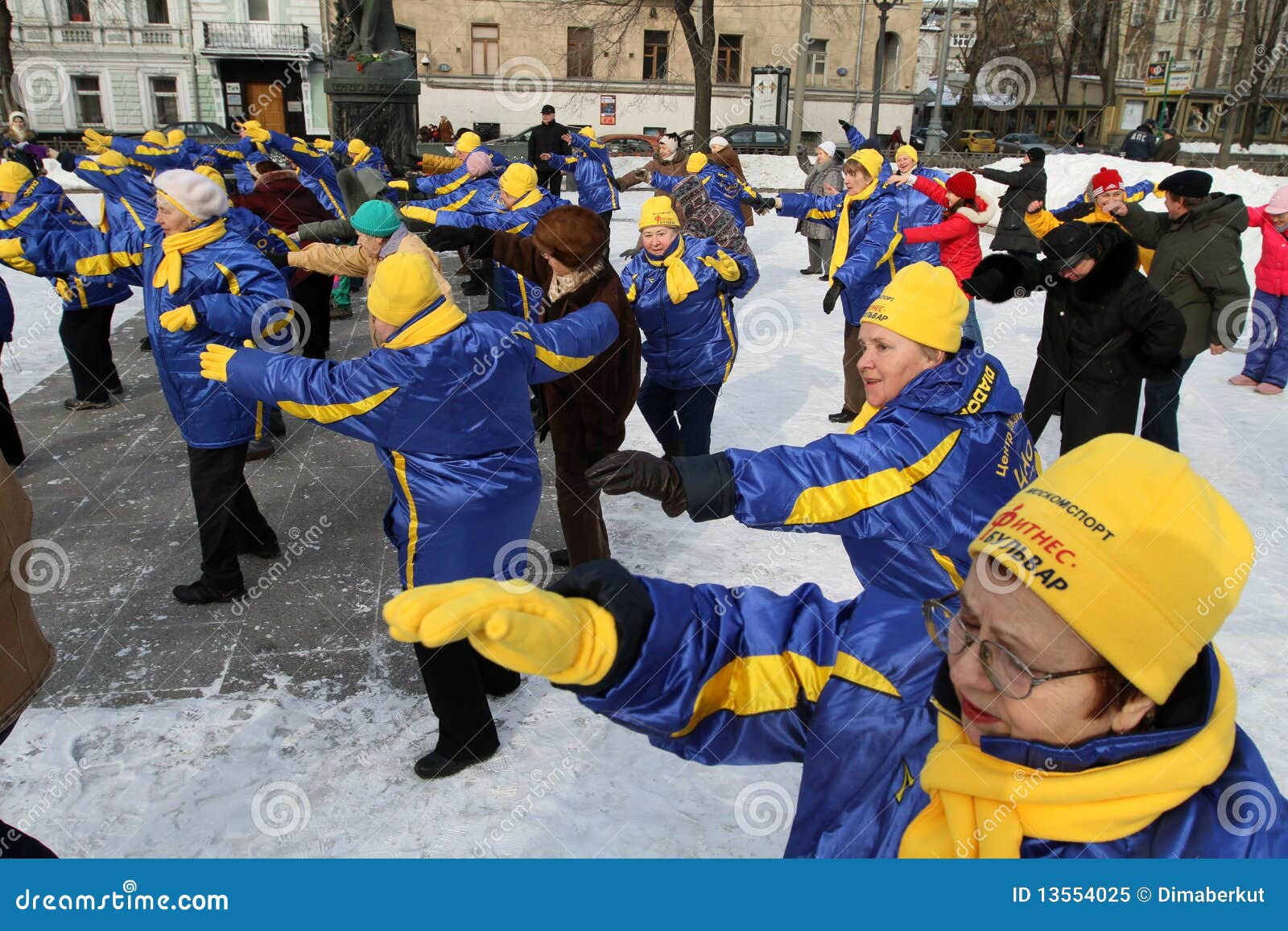 Boulevard di forma fisica di inverno di azione della via, longevità attiva dei gruppi atletici in questione nella forma fisica al boulevard di Tver vicino al monumento Yesenin a Mosca, Russia.