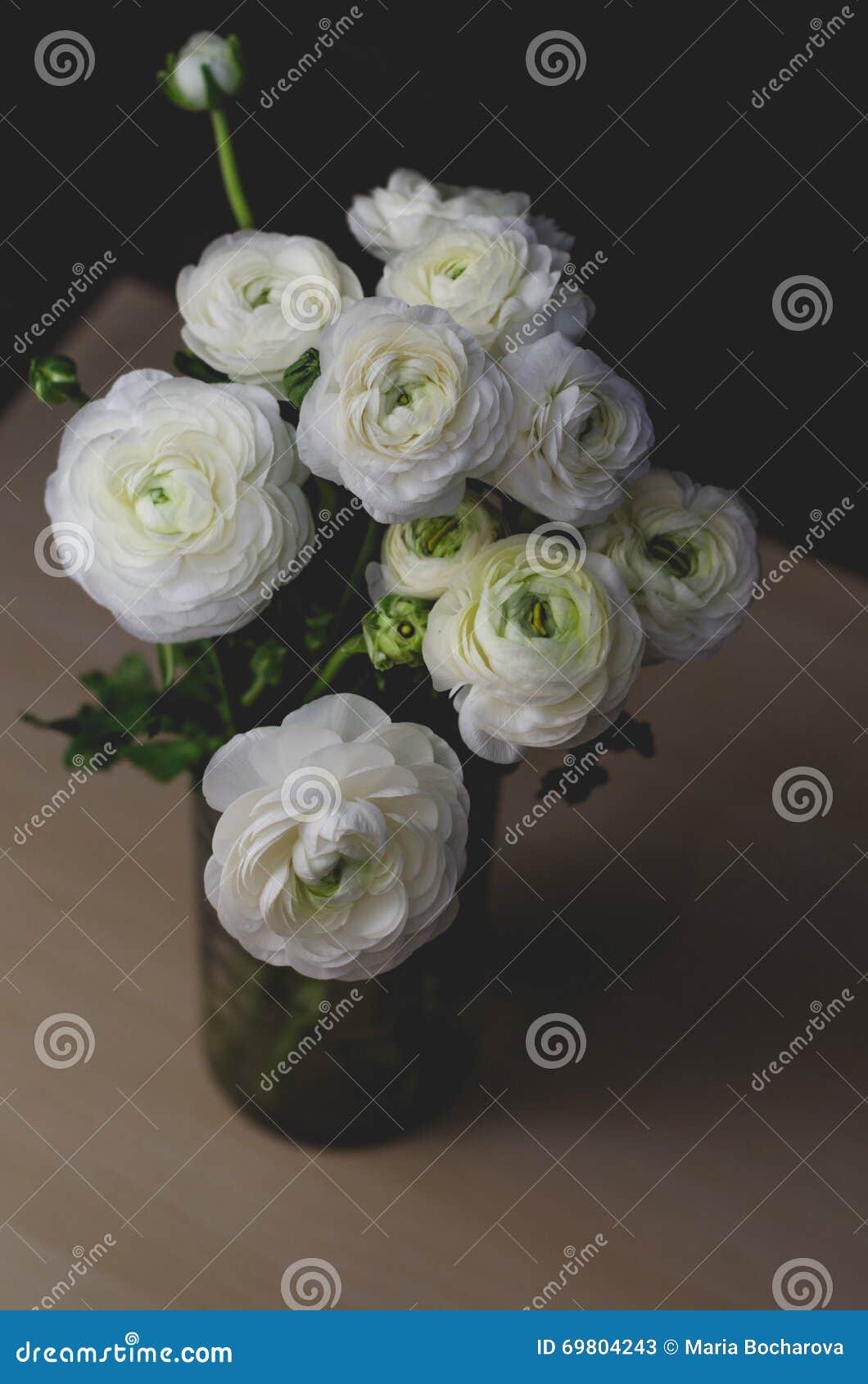 Bouquet Blanc De Ranunculus De Renoncule De Bouquet Des Fleurs Dans Le Vase  En Verre Sur Une Table En Bois La Vie Toujours, Style Image stock - Image  du flore, beau: 69804243