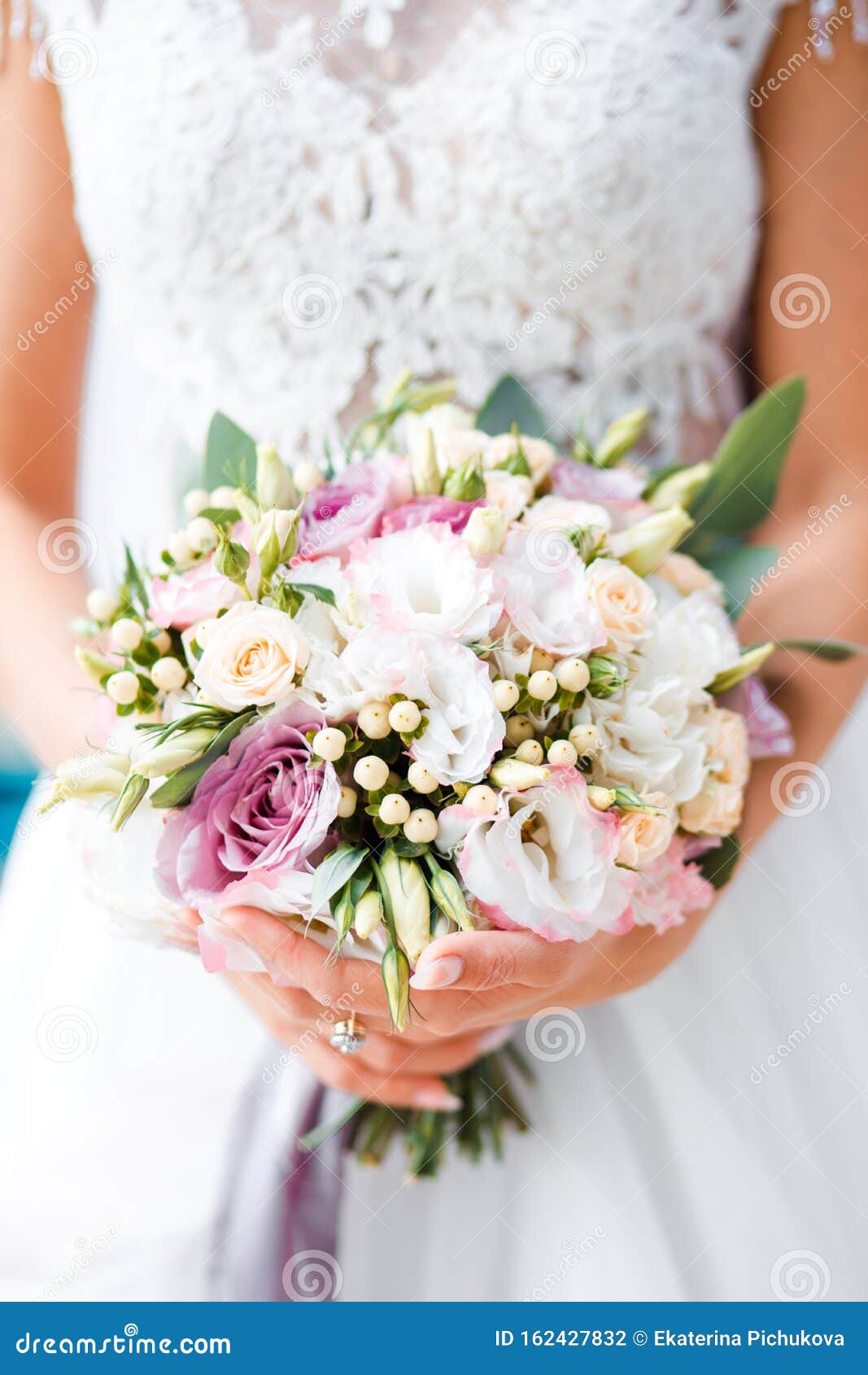 Bouquet Branco De Rosas E Peonias Dia De Casamento Foto de Stock - Imagem de  noiva, buquê: 162427832