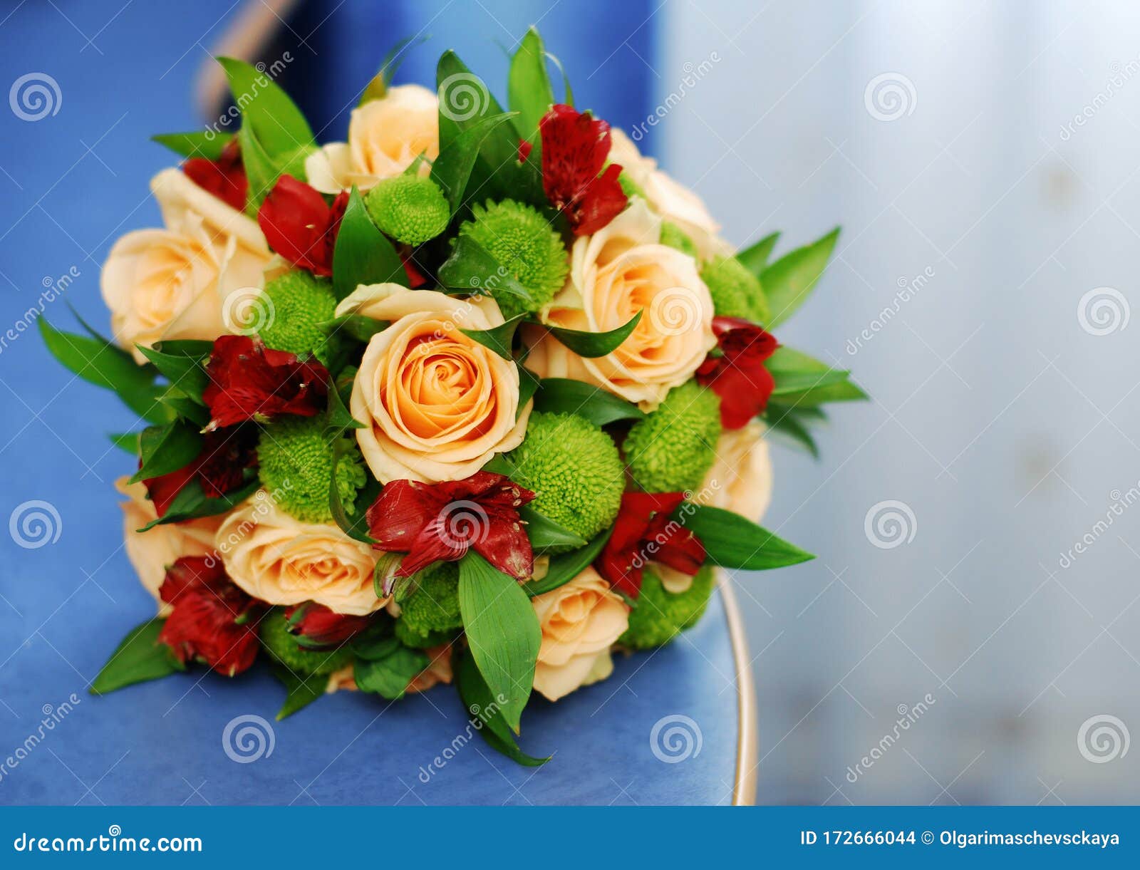 Bouquet Brilhante Para Noiva Com Rosas Laranja E Alstroemeria Vermelha Foto  de Stock - Imagem de buquê, beleza: 172666044