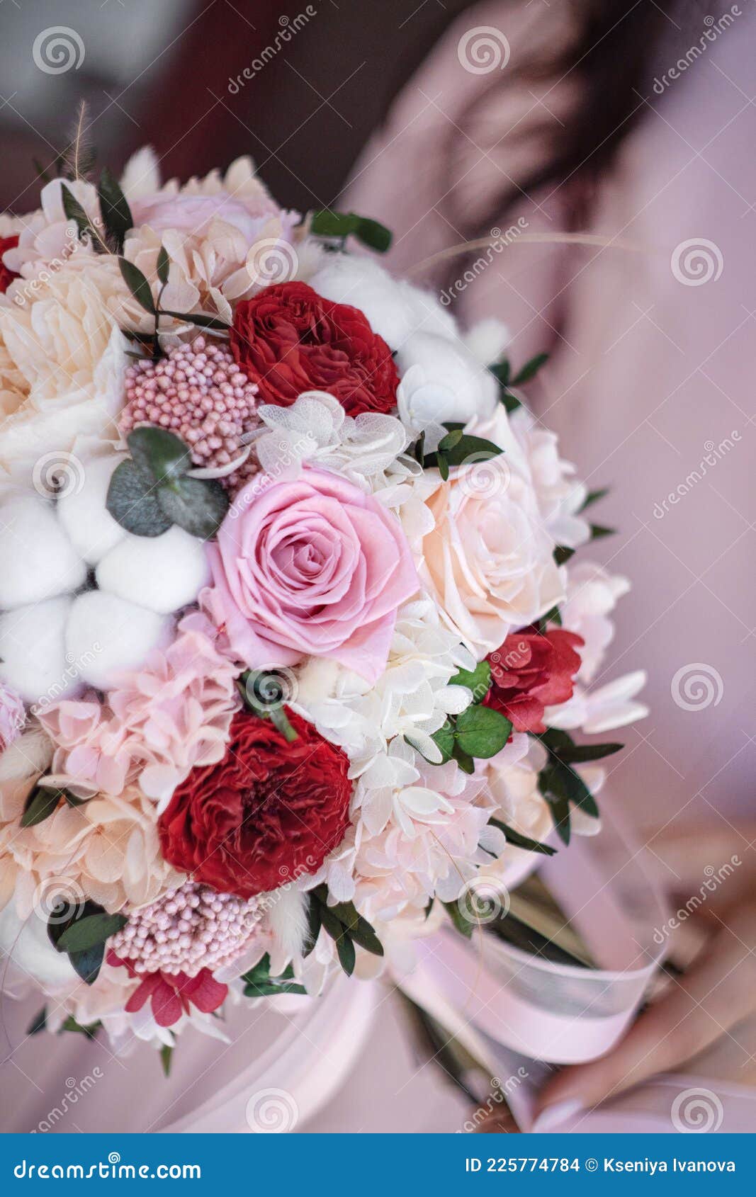 Bouquet Clássico De Rosa Vermelha E Flores De Algodão Preservadas Nas Mãos.  Buquê De Noiva. Buquê De Casamento Preservado Foto de Stock - Imagem de  folha, texturas: 225774784