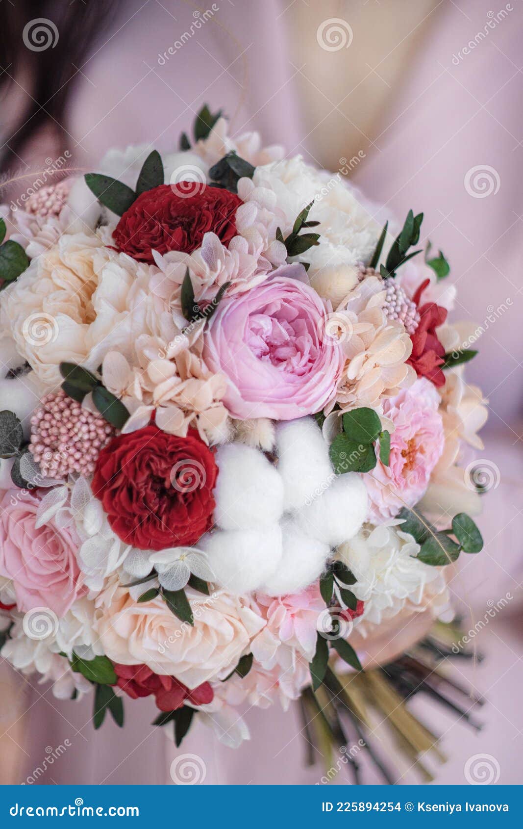 Bouquet Clássico De Rosa Vermelha E Flores De Algodão Preservadas Nas Mãos.  Buquê De Noiva. Buquê De Casamento Preservado Foto de Stock - Imagem de  amor, formal: 225894254